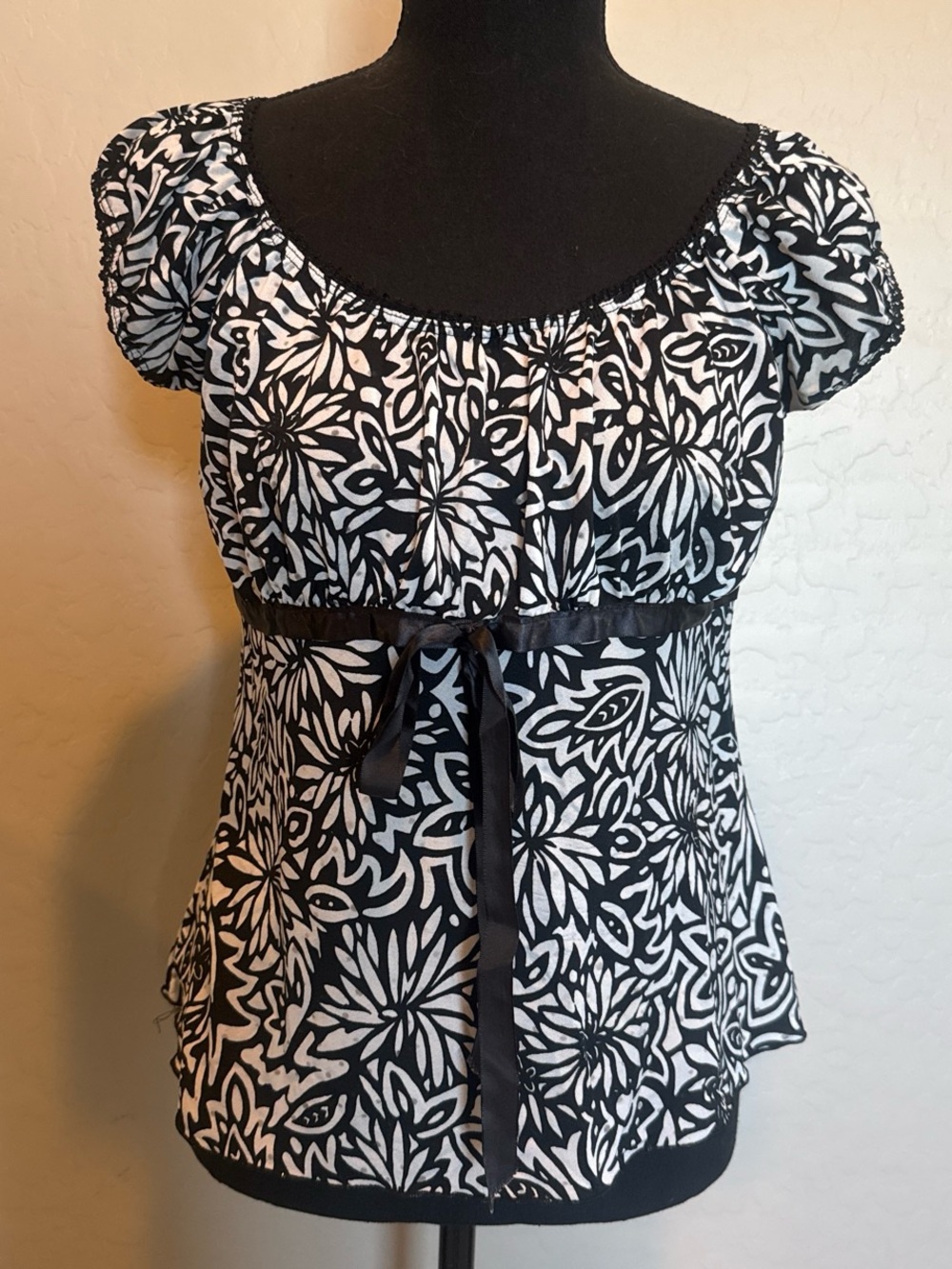 julie's closet Black & White Floral Empire Waist Peplum Top